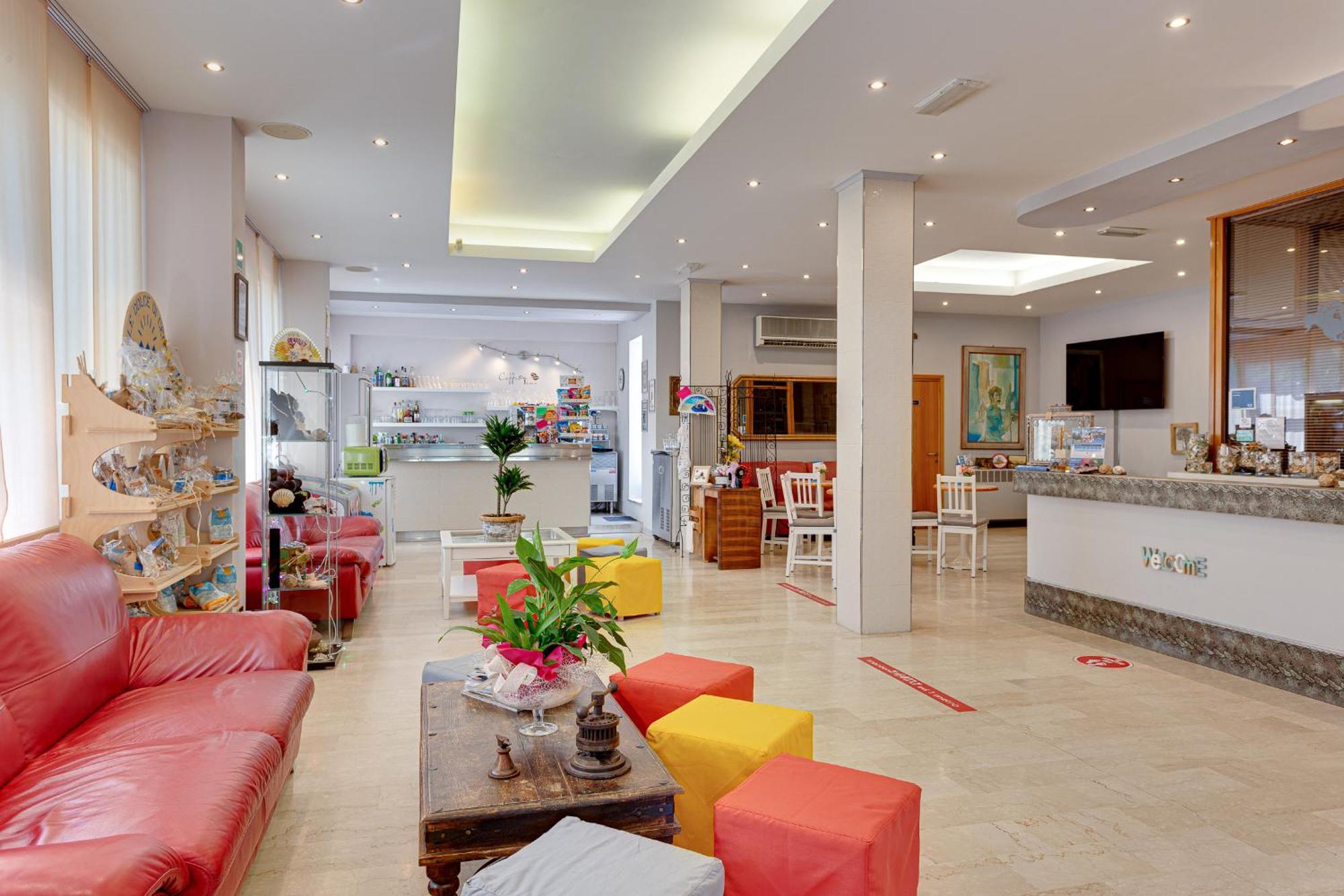 Hotel Kiss Чезенатико Екстериор снимка