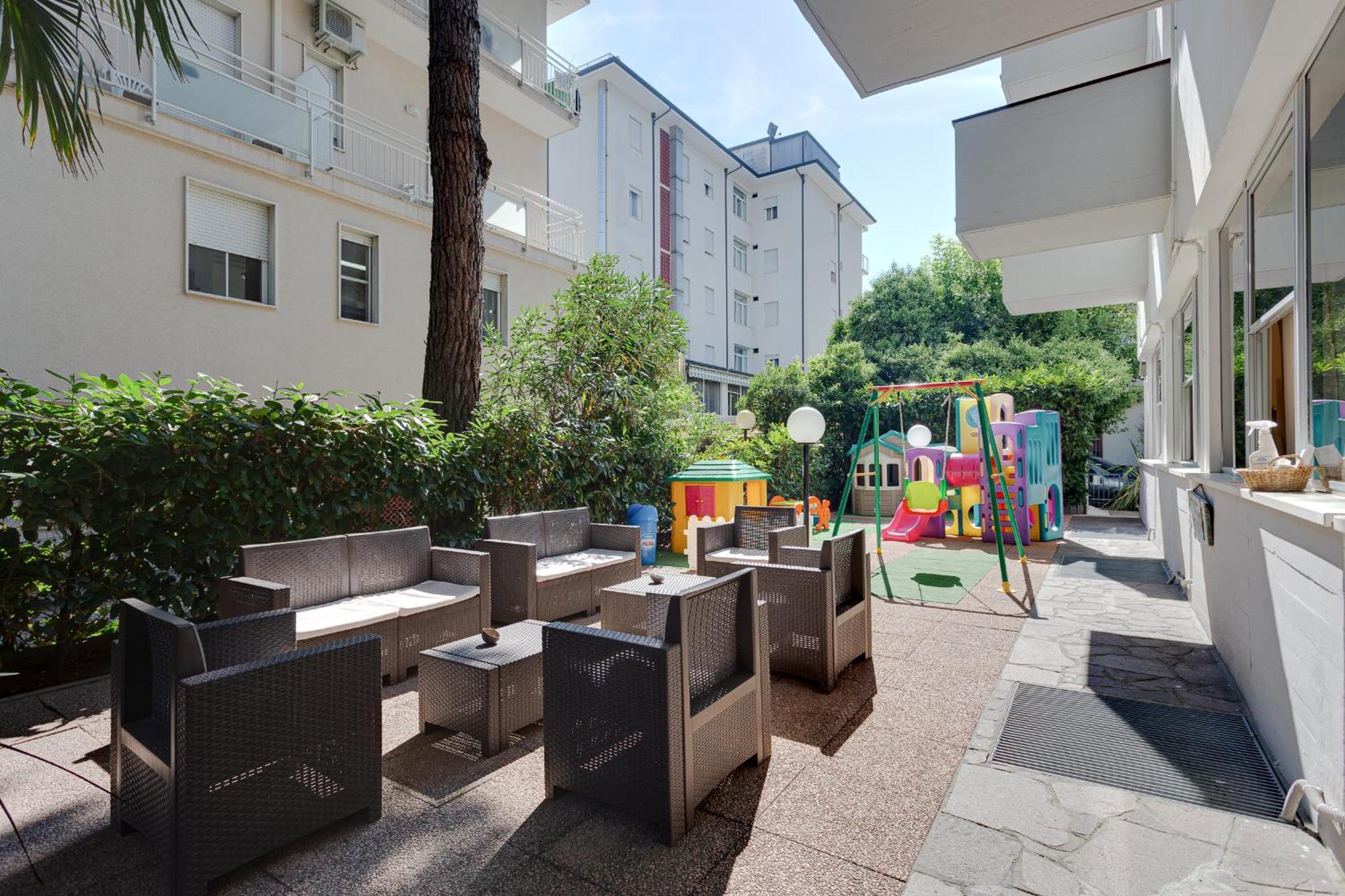 Hotel Kiss Чезенатико Екстериор снимка